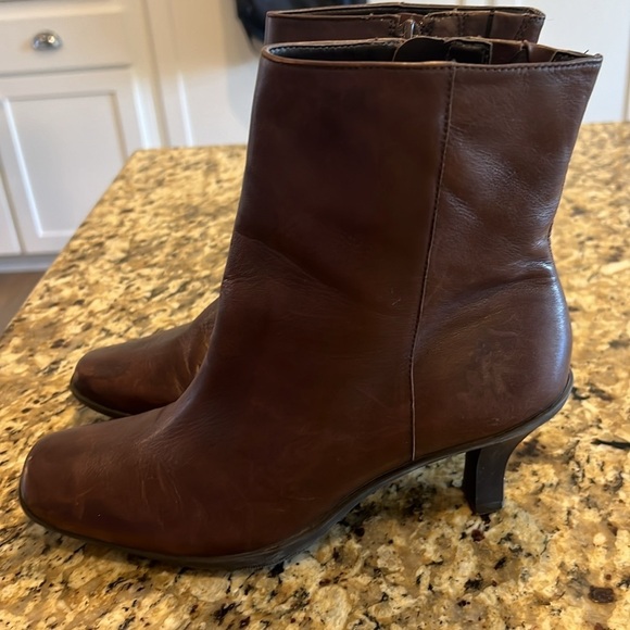 ANTONIO MELANI 100% leather brown booties women’s 8.5. Square toe w/ kitten heel - Picture 2 of 11